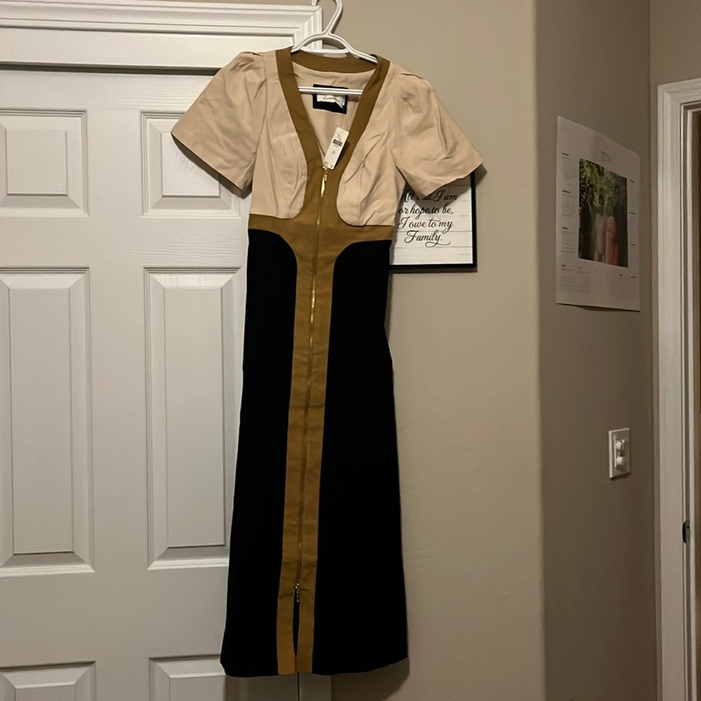 SHORT-SLEEVE V-NECK TIPPED MIDI DRESS